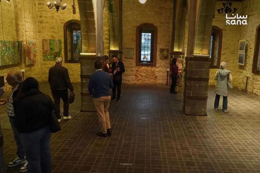 معرض "تجليات الحرف" في دمشق: سبعة فنانين يحتفون بجماليات الخط العربي بين التجريد والروحانية