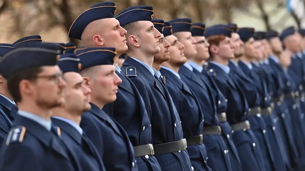 ألمانيا تعيد الفحص الإلزامي للتجنيد العسكري مع التركيز على "فحص الخصيتين"