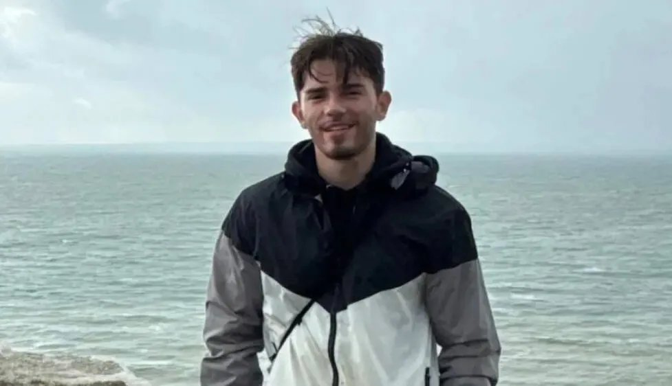 بعد 20 عاماً من الفراق: لقاء مؤثر يجمع شاباً بريطانياً بوالده التركي في متجر بلندن