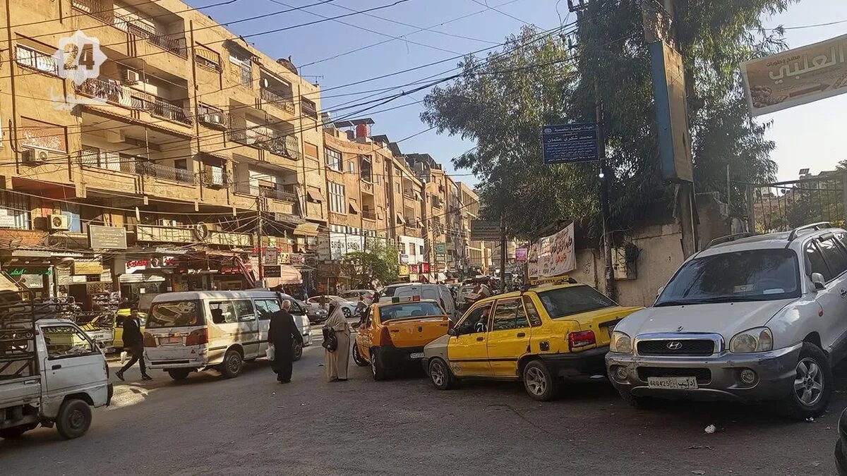 فوضى أسعار سيارات الأجرة في دمشق تثقل كاهل السكان وتثير استياءهم