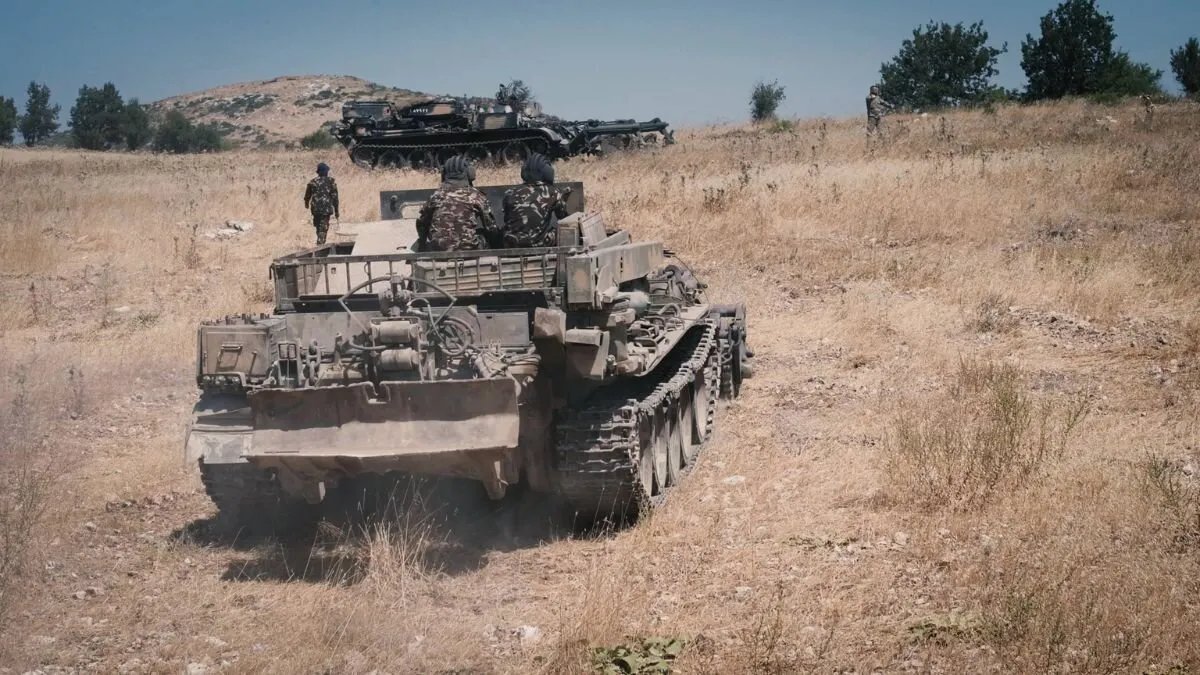 تصاعد التوتر في الرقة: اشتباكات متبادلة واتهامات بين الجيش السوري وقوات سوريا الديمقراطية