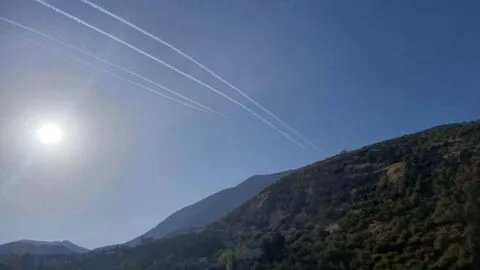 تصعيد إسرائيلي: 8 طائرات حربية تخترق الأجواء السورية وتصل إلى حمص وحماة