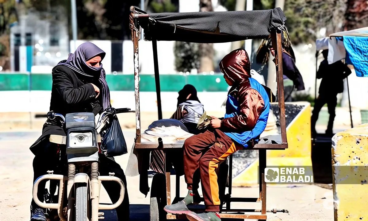 أزمة اقتصادية تدفع سكان رأس العين وتل أبيض إلى "بسطات" الخبز كمصدر رزق