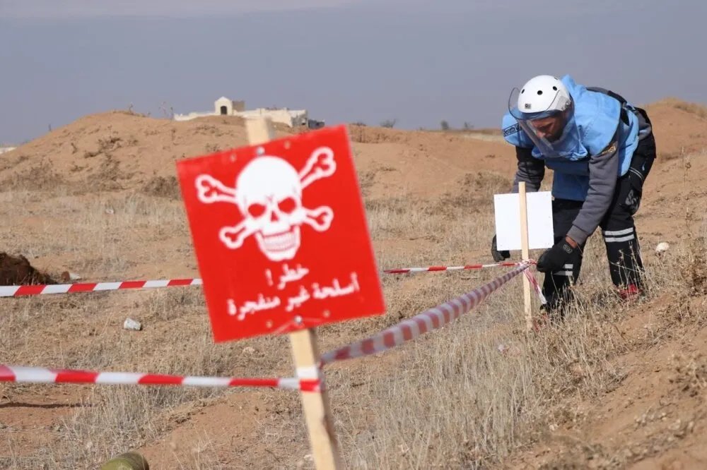 إصابة فتى بانفجار قنبلة عنقودية أثناء تنظيف منزله في أبو الظهور شرقي إدلب