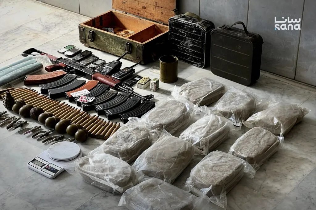 حمص: تفكيك عصابة لترويج المخدرات ومصادرة كميات من الحشيش والذخيرة