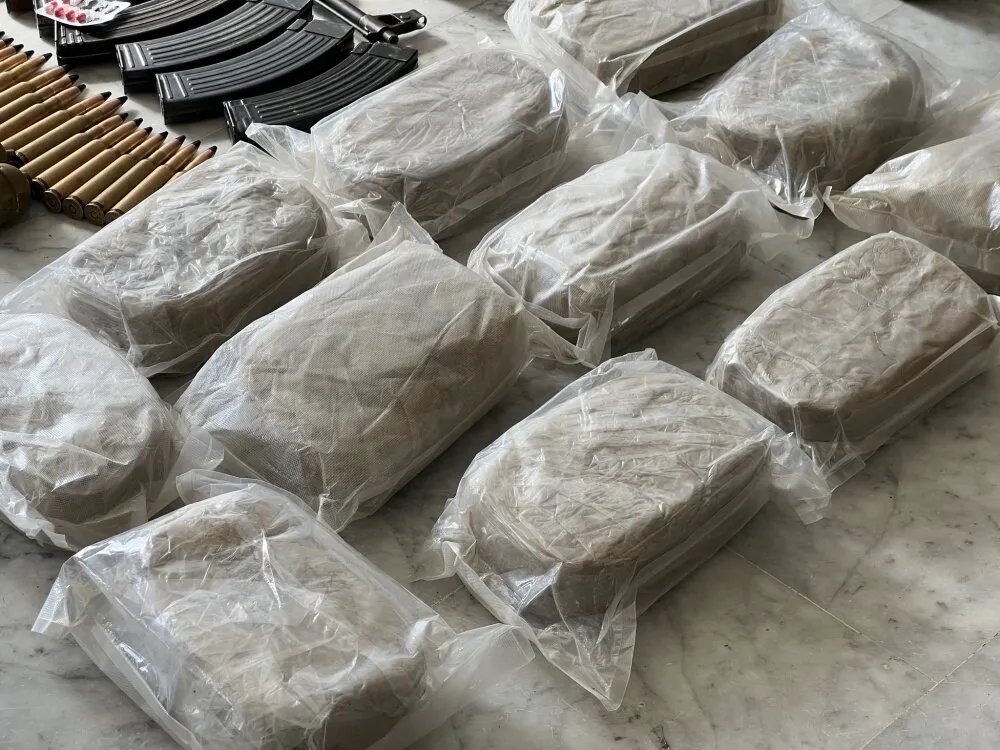 حمص: تفكيك عصابة مخدرات وضبط 13 كيلوغراماً من الحشيش ومواد أخرى