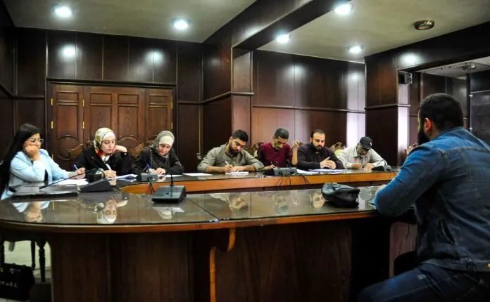 وزارة الاقتصاد والصناعة السورية تختبر موظفين لإعادة توظيفهم بعد إجازة مدفوعة الأجر