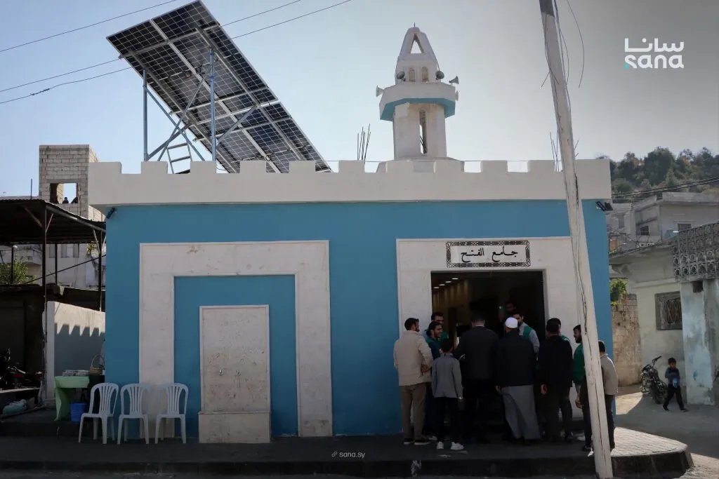 إعادة افتتاح مسجد الفتح في الزعينية بريف إدلب بعد ترميم شامل بجهود جمعية دار العطاء