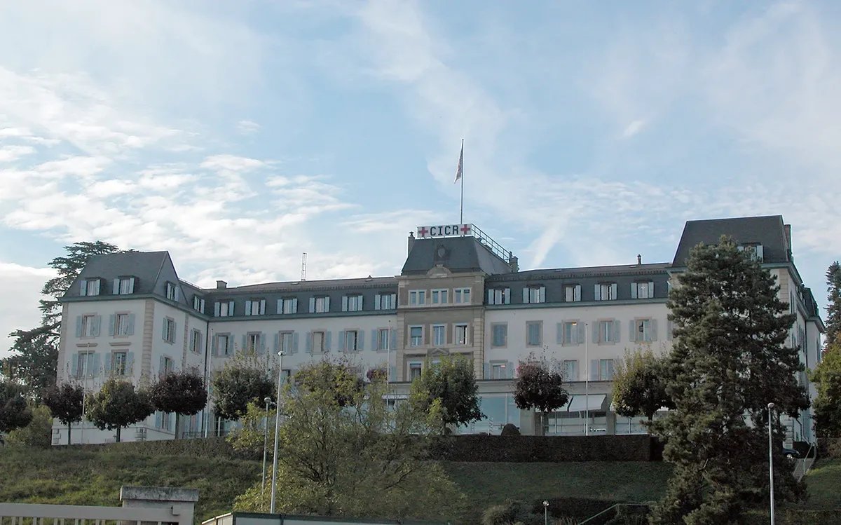 الصليب الأحمر يخفض ميزانية 2026 ويستغني عن آلاف الموظفين بسبب تراجع التمويل