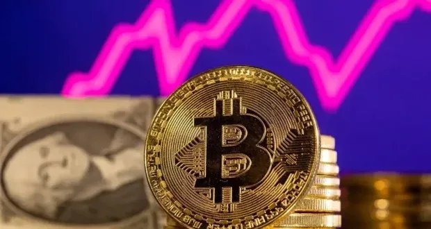 البيتكوين في مفترق طرق: نظرة على مستقبل العملة الرقمية في ظل الضغوط الاقتصادية