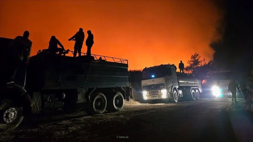 اللاذقية: جهود مكثفة لمكافحة حرائق جبل التركمان وسط تحديات وعرة ومخاطر متفجرات الحرب