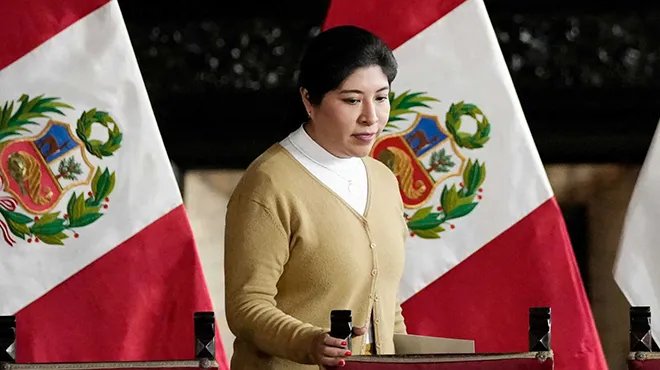 البيرو تصدر مذكرة توقيف دولية بحق رئيسة الوزراء السابقة بيتسي تشافيز المتهمة بمحاولة انقلاب