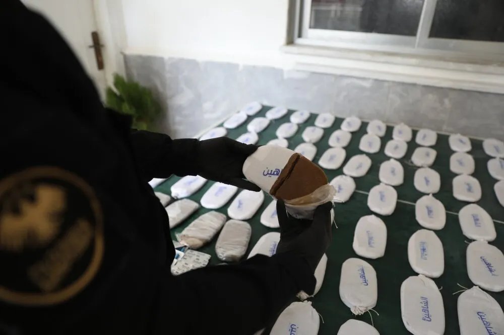 دير الزور: تفكيك شبكة خطيرة لترويج المخدرات وضبط كميات كبيرة من الحشيش والقنابل