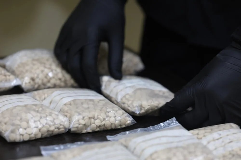 ريف دمشق: القبض على تاجري مخدرات وبحوزتهما 90 ألف حبة كبتاغون