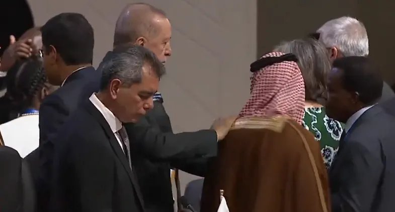 قمة العشرين: لفتة ودية من أردوغان تجاه وزير الخارجية السعودي تثير اهتماماً واسعاً