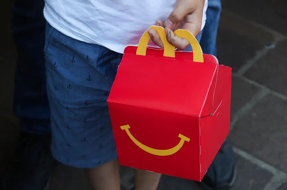 حادث مروع في ألمانيا: طفلة تتعرض للتسمم بعد تناول وجبة "Happy Meal" من ماكدونالدز