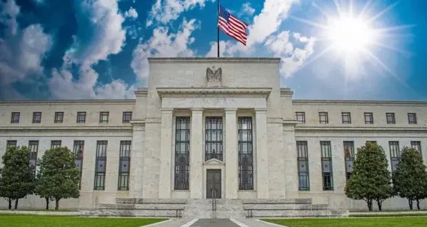 الفيدرالي الأمريكي يواجه اختباراً صعباً: قراراته تحدد مصير الذهب