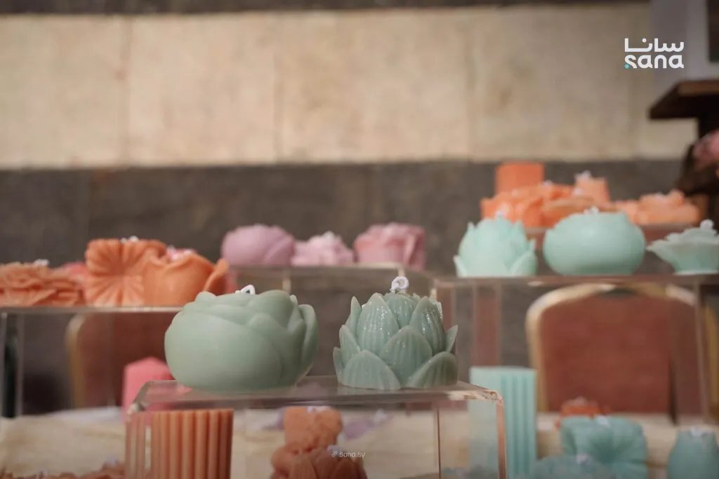 منى شويكي: شابة سورية تحول شغفها بالشموع إلى مشروع ريادي ناجح