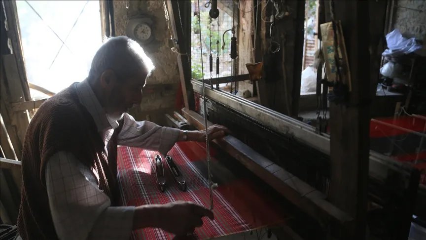 محمد أزرق الحلبي: حارس النسيج اليدوي الأخير في حلب يصارع من أجل البقاء