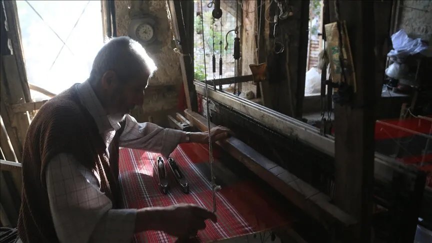 محمد أزرق الحلبي: حارس النسيج اليدوي يصارع للبقاء في حلب