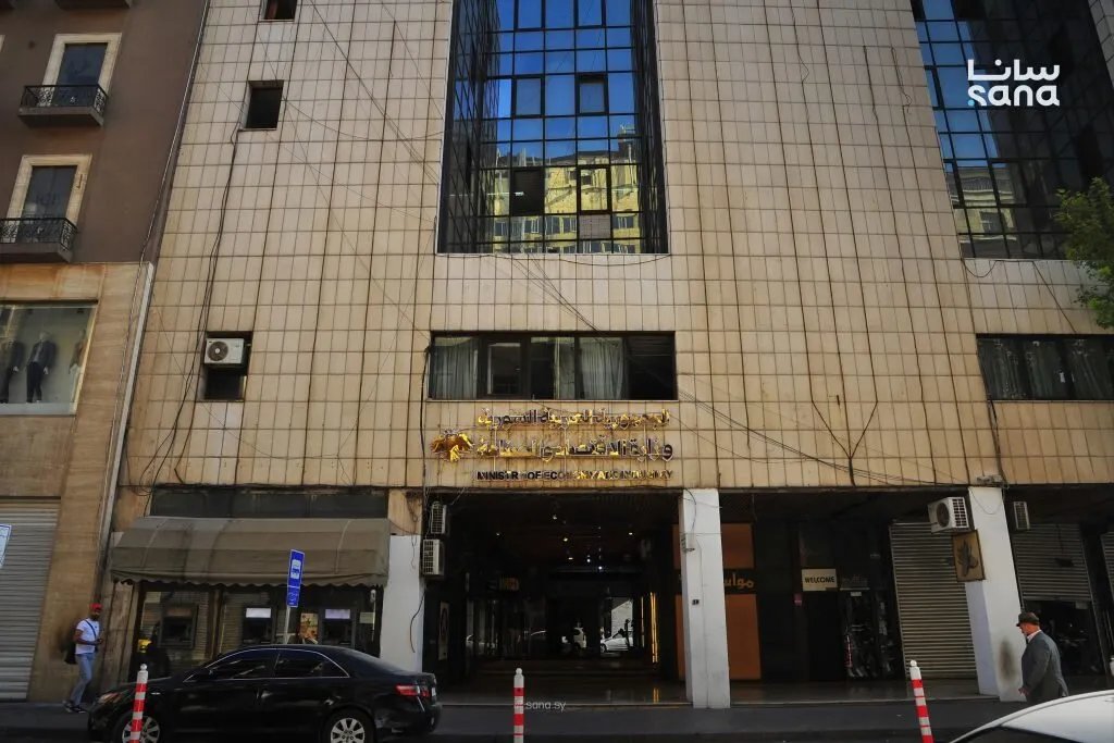 الاقتصاد والصناعة تلزم بوضع بطاقات تعريفية على الخيوط والأقمشة والألبسة والسجاد لحماية المستهلك