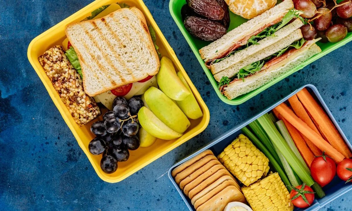 دليل الأمهات: كيف تصنعين "لانش بوكس" صحيًا ومغذيًا لطفلك؟
