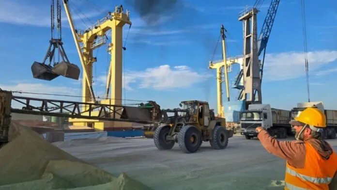 انتعاش اقتصادي في سوريا: أول شحنة فوسفات تغادر طرطوس بعد سنوات من التوقف