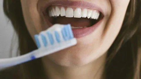 دراسة تكشف: إهمال الأسنان قد يسبب صداعًا نصفيًا وآلامًا مزمنة للنساء