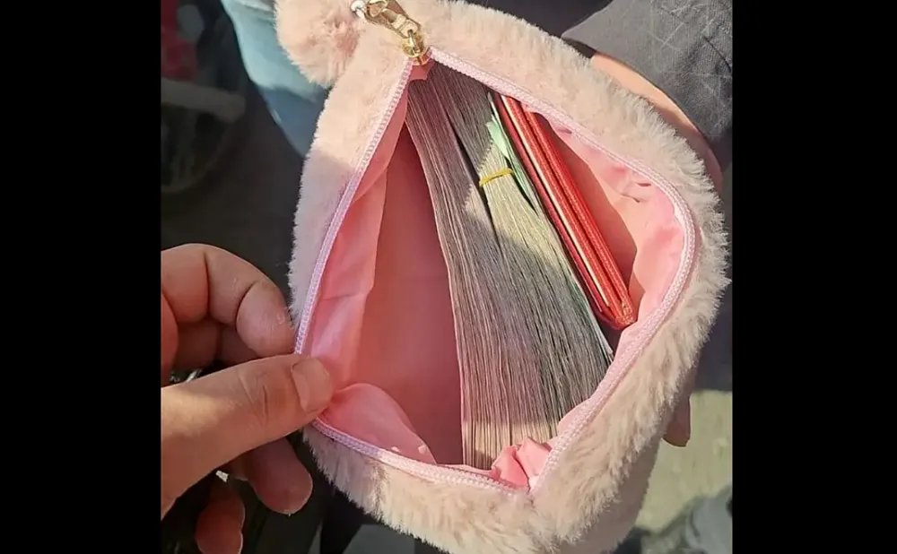 أمانة وإنسانية: سوري في تركيا يعيد محفظة مريضة سرطان مليئة بالمال