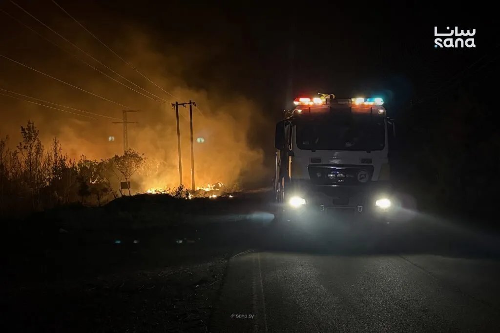 اللاذقية: فرق الإطفاء تكافح حريقًا حراجيًا واسعًا في ريف المحافظة