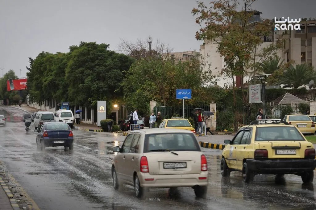 انخفاض في درجات الحرارة وأجواء ماطرة تغطي معظم المناطق السورية