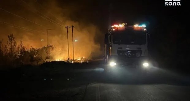 اللاذقية: فرق الإطفاء تكافح حريقاً حراجياً ضخماً في ريف المحافظة