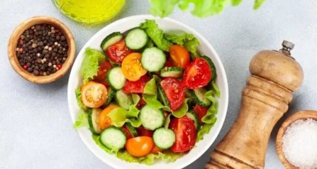 دليل شامل لتحضير سلطة الخضار الصحية والمتنوعة في دقائق