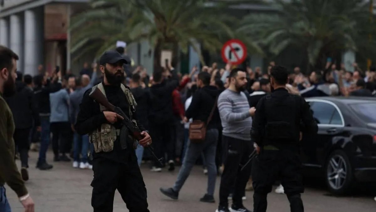 الساحل السوري: مظاهرات تطالب باللامركزية والإفراج عن معتقلين وسط إجراءات أمنية مشددة