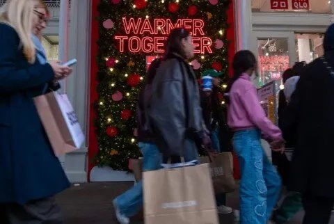 وول ستريت جورنال تكشف: الطبقة الوسطى في أمريكا تحت ضغط التضخم وتواجه صعوبات معيشية متزايدة