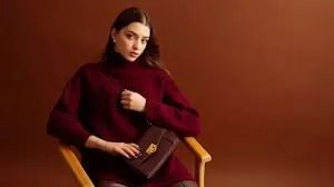 الأخضر الزيتوني والبورغندي: سر الأناقة في مزيج لوني مثالي لإطلالة راقية