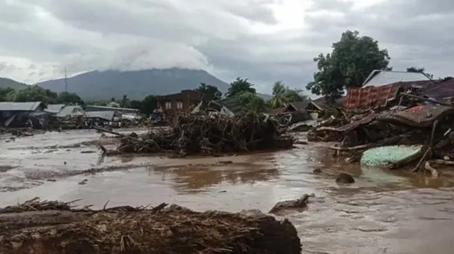 حصيلة مأساوية: مصرع وفقدان ضحايا جراء الفيضانات العارمة في سومطرة الإندونيسية