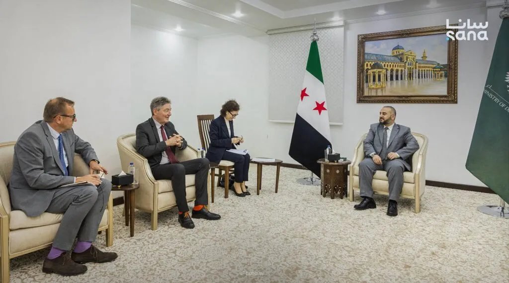 وزير الدفاع السوري يبحث مع الاتحاد الأوروبي تعزيز التواصل في دمشق