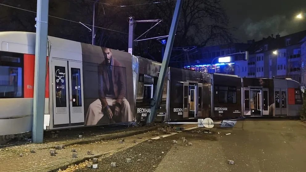 إصابات خطيرة في دوسلدورف: خروج ترام عن مساره يسفر عن 13 جريحاً