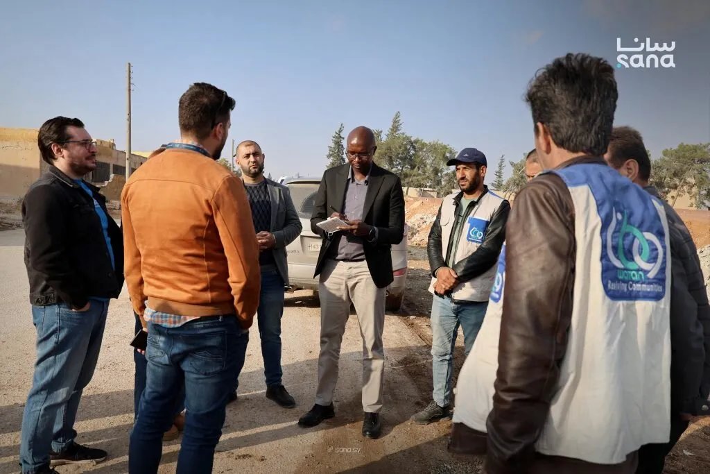 وفد من مفوضية اللاجئين يتفقد معرة النعمان وتلمنس ويقيّم الأوضاع الإنسانية