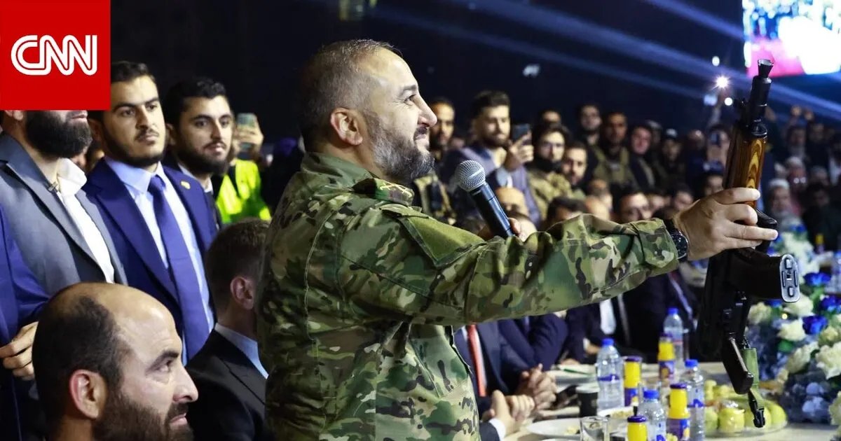 وزير الدفاع السوري يذرف الدموع ويتبرع ببندقيته الشخصية خلال حملة "فداء لحماة"