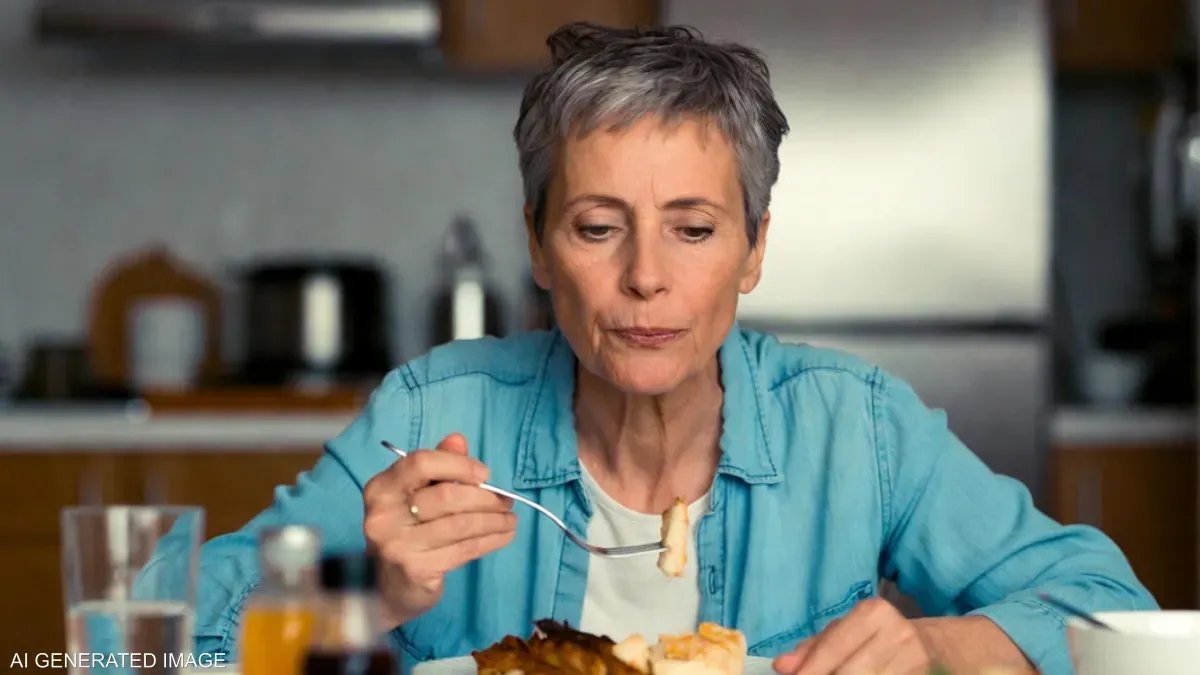 دراسة تحذر: الوحدة أثناء تناول الطعام تزيد خطر هشاشة العظام وتؤثر على الصحة النفسية لكبار السن