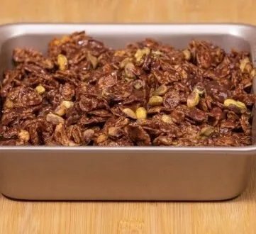 حلوى مبتكرة: كيكة الكوكيز بالشوكولاتة والكورن فليكس.. وصفة سهلة ومغذية بالفيديو