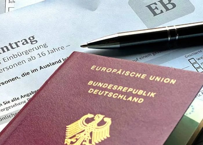 برلين تحت وطأة طلبات التجنيس المتزايدة: آلاف الدعاوى القضائية ضد مكتب الهجرة بسبب التأخير