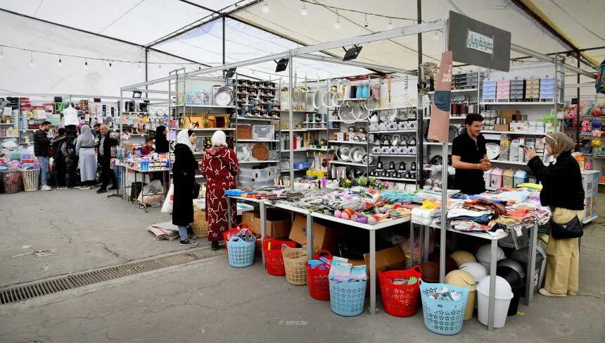 إقبال كبير على مهرجان "الخير لأهل الخير" في دمشق بأسعار مخفضة