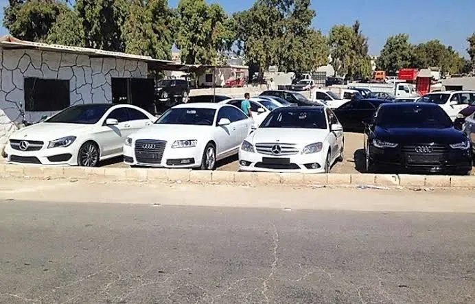 تضارب القرارات حول استيراد السيارات: الإدارة الذاتية تقيّد وحكومة دمشق تمنح مهلة