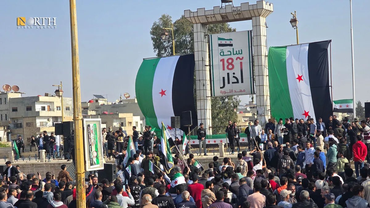 درعا تهتف بالوحدة: حشود غفيرة في ساحة 18 آذار تؤكد تلاحم الشعب السوري