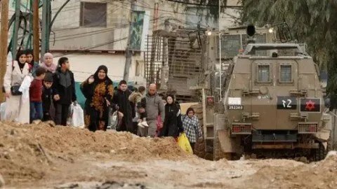 إسرائيل تعيد تشكيل مخيمي طولكرم ونور شمس بالضفة الغربية بعد تهجير الآلاف: تمهيد لتسهيل تحركات الجيش؟