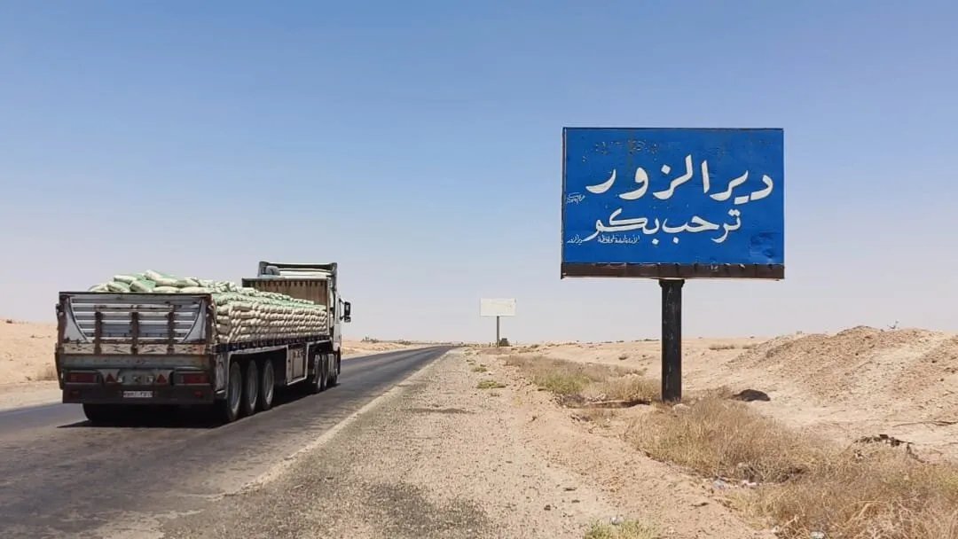 مصرع ثلاثة أشخاص في حادث مروري مروع على طريق دير الزور - دمشق وإصابة عائلة في حادث آخر