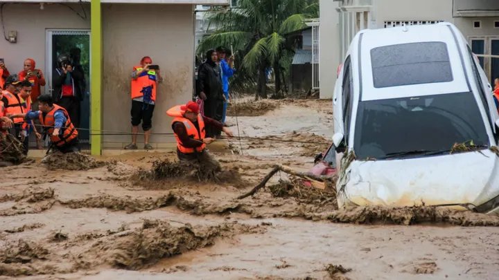حصيلة كارثية: أكثر من 300 قتيل ضحية الفيضانات والانهيارات الأرضية في إندونيسيا وسريلانكا